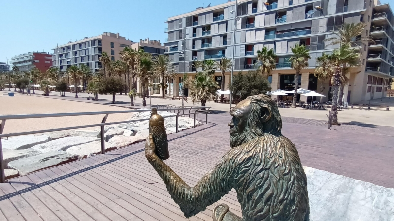 El passeig de Badalona amb l'escultura dedicada a la popular figura d'anís del Mono.
