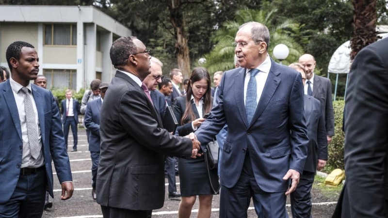 Sergey Lavrov (C-R), ministro de Relaciones Exteriores de la Federación Rusa, saluda a Demeke Mekonnen (C-L), viceprimer ministro y ministro de Relaciones Exteriores de Etiopía, en la embajada rusa en Addis Abeba, Etiopía, el 27 de julio de 2022.