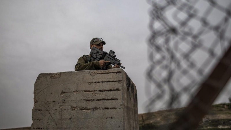 01/08/2022 Un soldado israelí armado hace guardia en su puesto después de que se desplegaran soldados israelíes para evitar que los trabajadores palestinos cruzaran ilegalmente a Israel.