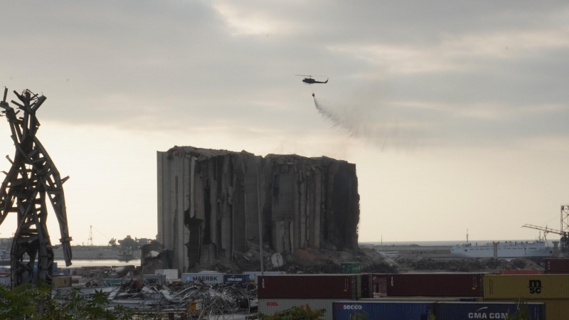 Helicóptero tratando de apagar incendio en los silos de Beirut
