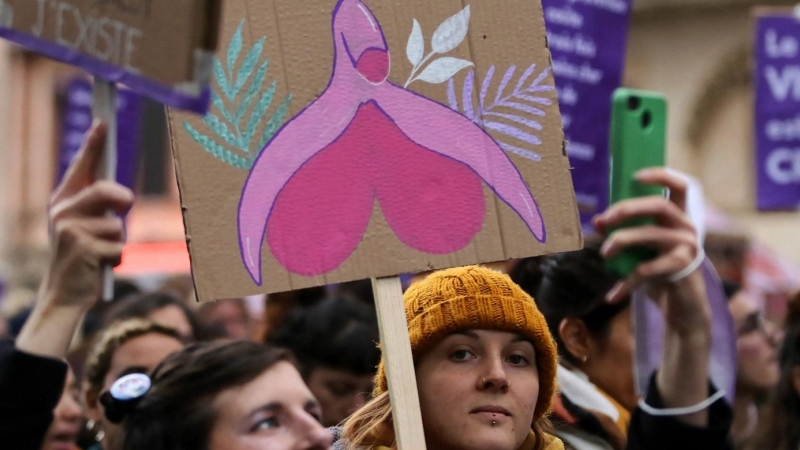 21/11/2021-Una manifestante sostiene una pancarta con el dibujo de un clítoris durante una manifestación organizada por 'NousToutes' (Todas nosotras), un colectivo feminista francés, contra la violencia sexista y sexual en Toulouse el 21 de noviembre de 2