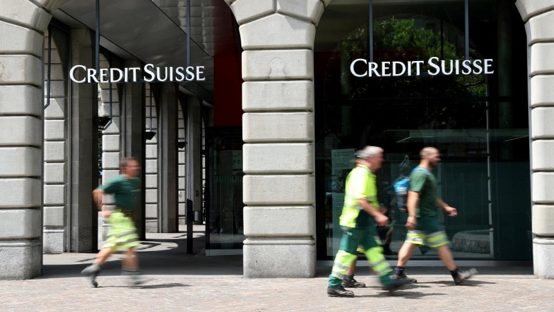 Varias personas pasan por delante de una sucursal de Credit Suisse en Zurich (Suiza). REUTERS/Arnd Wiegmann
