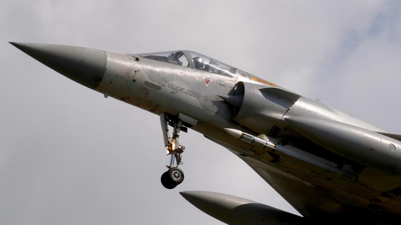 Un avión de combate Mirage 2000-5 de la Fuerza Aérea de Taiwán sobrevolando la isla.