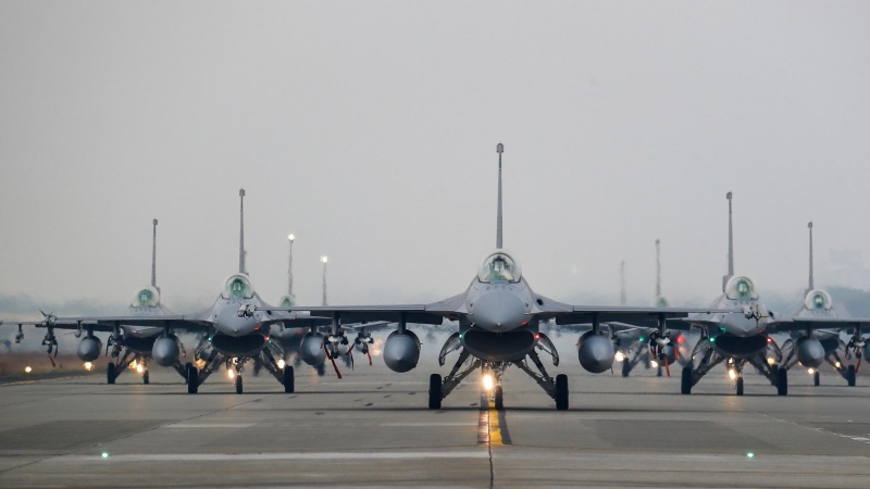 05 de enero de 2022, Taiwán, Chiayi: Se pueden ver aviones de combate F-16V en la pista de la base de la Fuerza Aérea, mientras el ejército taiwanés realiza un simulacro para mejorar la preparación antes del Año Nuevo chino, en medio de las crecientes ame