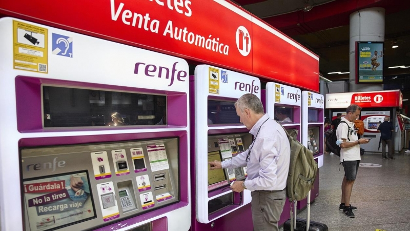 09/08/2022 Una persona en una de las máquinas de venta de billetes en la estación Madrid-Atocha Cercanías, a 8 de agosto de 2022, en Madrid.