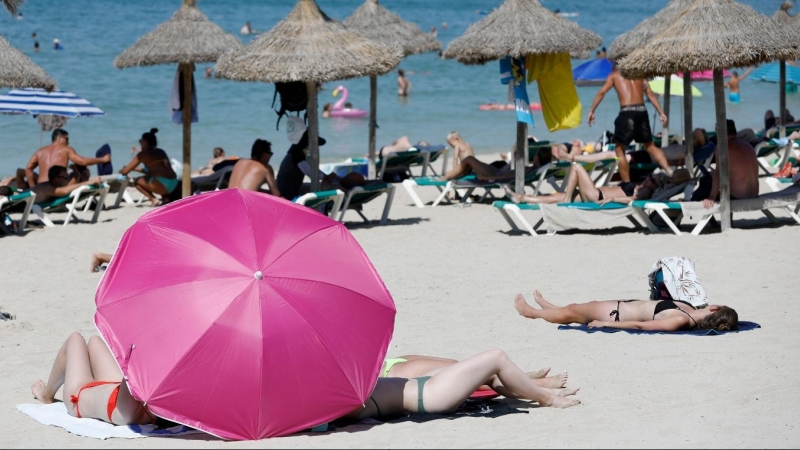 (5/8/22) Varias personas se bañan y toman el sol en una playa de Palma de Mallorca, a 5 de agosto de 2022.