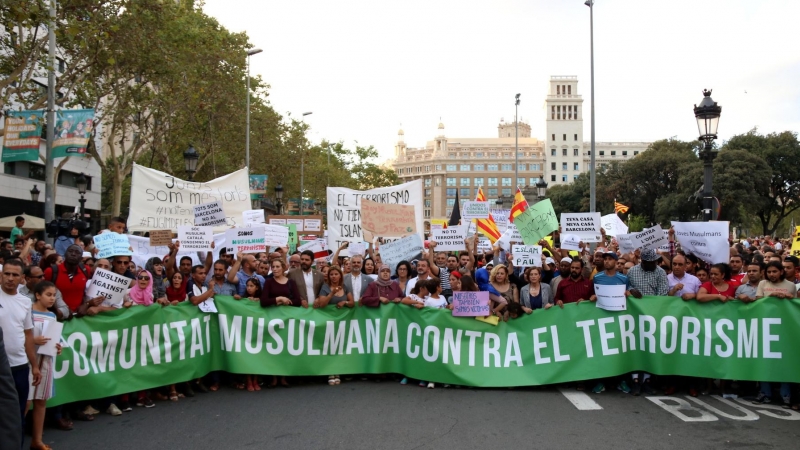 Els musulmans catalans clamen contra el terrorisme, la capçalera de la manifestació de la comunitat musulmana, el 21 d'agost de 2017.