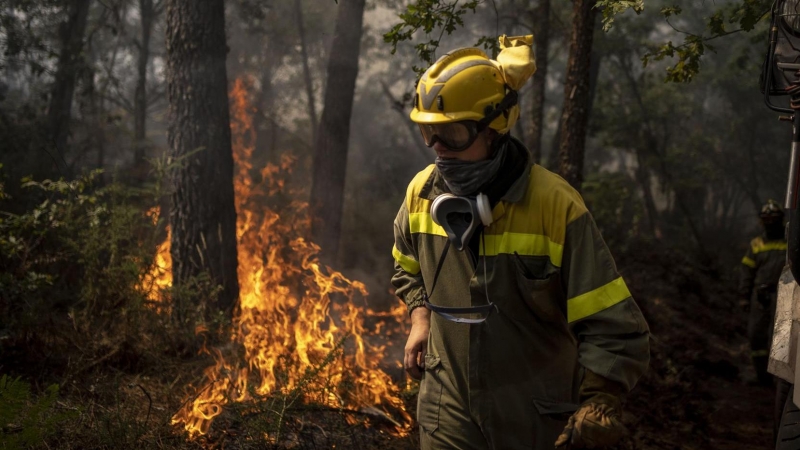 11/08/2022-Incendio que permanece activo en O Irixo (Ourense), este jueves. Las llamas siguen abrasando bosques de Galicia, Extremadura y las dos Castillas.