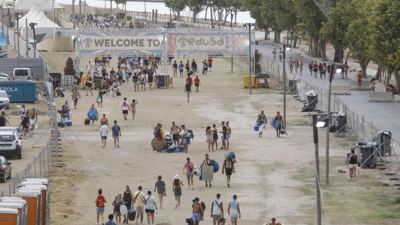 Numerosos jóvenes abandonan el recinto del Festival Medusa de Cullera (València), a 13 de agosto de 2022.