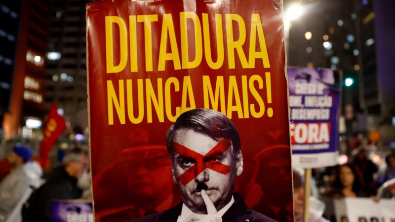 Una pancarta que dice 'Dictadura nunca más', durante unas protestas de la semana pasada en las calles de Sao Paulo (Brasil).