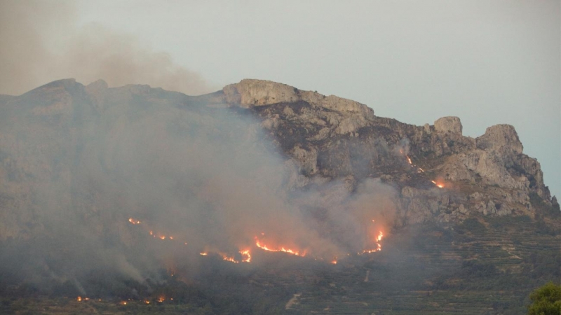 El incendio forestal que se declaró la noche del pasado sábado en Vall d,'Ebo, y que ha quemado cerca de 9.500 hectáreas y forzado al desalojo de más de un millar de personas.