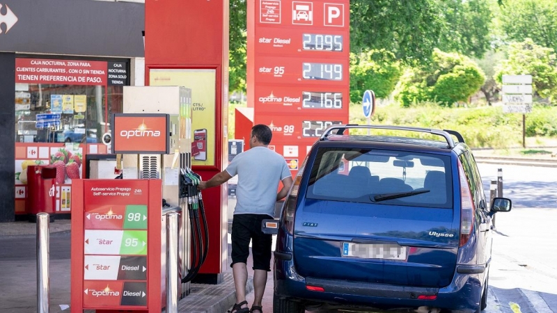 18/08/2022 Un hombre echa gasolina en una estación de servicio, el primer día de la primera operación salida del verano de 2022, a 1 de julio de 2022, en Madrid