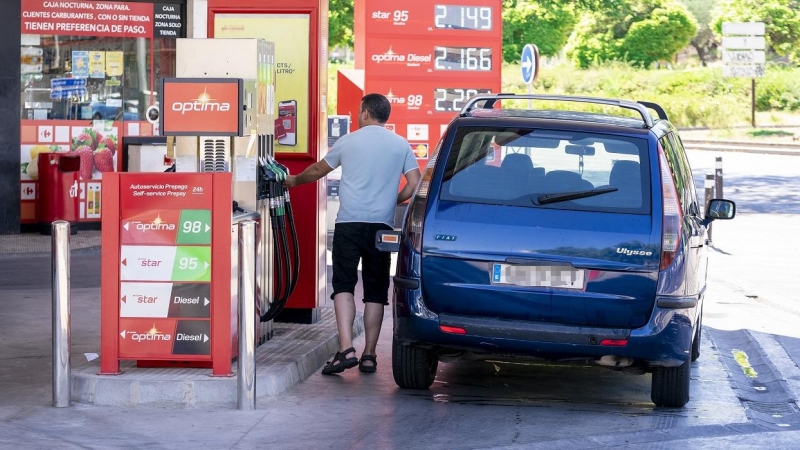 18/08/2022 Un hombre echa gasolina en una estación de servicio, el primer día de la primera operación salida del verano de 2022, a 1 de julio de 2022, en Madrid