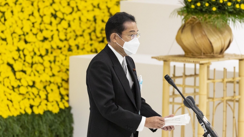 15 de agosto de 2022, Japón, Tokio: El primer Ministro de Japón, Fumio Kishida, habla durante un servicio conmemorativo que marca el 77º aniversario de la rendición de Japón en la Segunda Guerra Mundial en el salón Nippon Budokan.