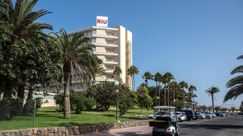 Vista del hotel Oliva Beach y la carretera que lo separa de los apartamentos en Fuerteventura (Canarias).