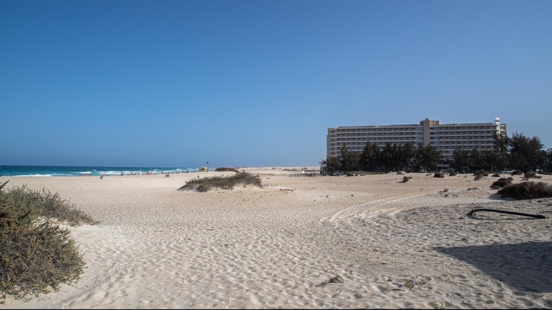 Vista de las Grandes Playas (izq) y el hotel Oliva Beach en Fuerteventura.