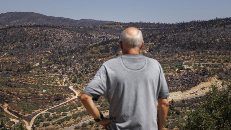 20/08/2022-Un vecino del pueblo castellonense de Bejís observa el paisaje