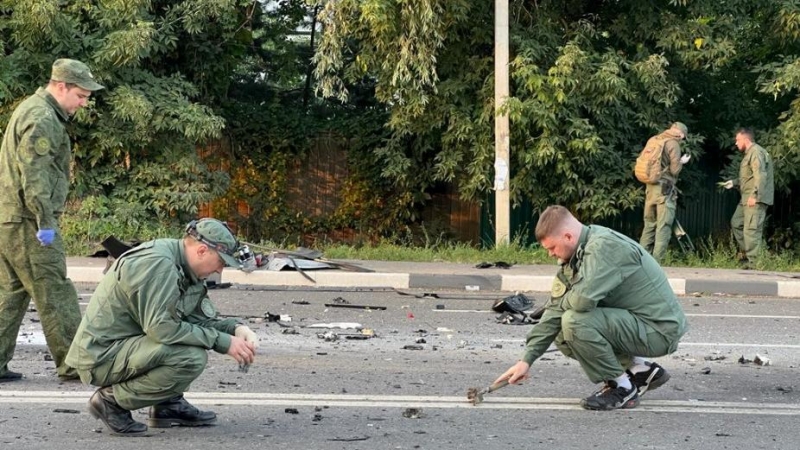 Los investigadores trabajan en el lugar donde un supuesto coche bomba mató a Daria Dúgina, hija del ideólogo ultranacionalista ruso Alexander Duguin, en la región de Moscú, Rusia, el 21 de agosto de 2022.