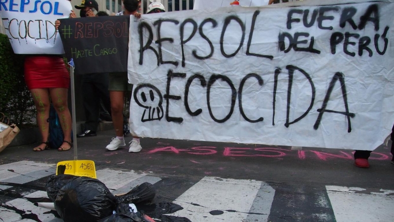 22/1/22 Varios manifestantes protestan en las oficinas de Repsol para denunciar el derrame de petróleo que generó una emergencia medioambiental, en Lima (Perú), a 22 de enero de 2022.