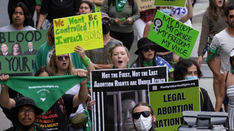 Activistas por el derecho al aborto se manifiestan en apoyo de los derechos de las mujeres el 16 de julio de 2022 en Santa Mónica, California.
