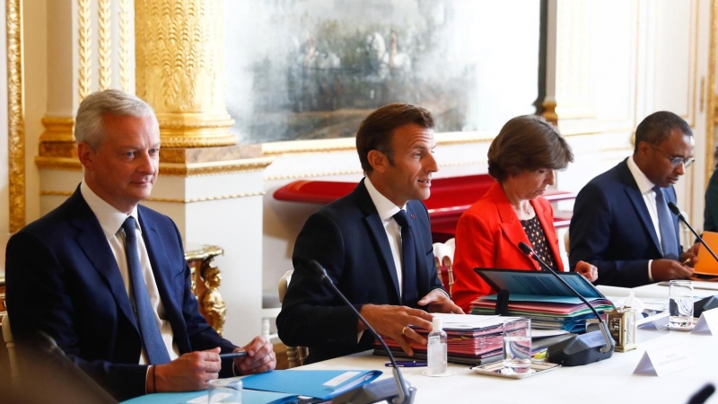 El presidente francés Emmanuel Macron, el ministro de Economía Bruno Le Maire, la ministra de Relaciones Exteriores Catherine Colonna, el ministro de Educación francés Pap Ndiaye y la ministra de Cultura francesa Rima Abdul Malak asisten al gabinete Reuni