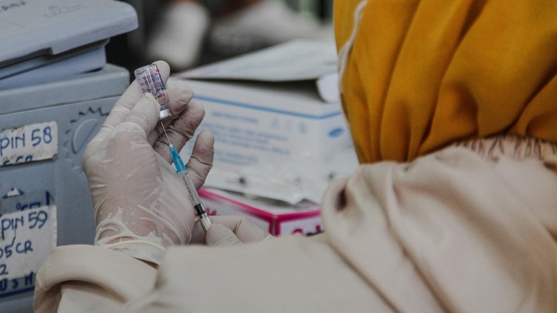 28/07/2022 Una trabajadora de la salud prepara una vacuna de Pfizer contra la covid-19 en Bandung (Indonesia)