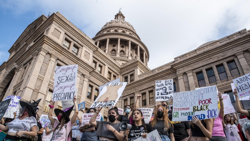 En esta foto de archivo tomada el 2 de octubre de 2021, las manifestantes participan en la Marcha y Manifestación de Mujeres por la Justicia del Aborto en el Capitolio Estatal en Austin, Texas.