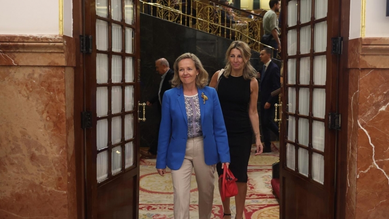 La vicepresidenta primera y ministra de Asuntos Económicos, Nadia Calviño (i), y la vicepresidenta segunda y ministra de Trabajo y Economía Social, Yolanda Díaz, salen tras la segunda jornada de la 26 edición del Debate sobre el Estado de la Nación, en el