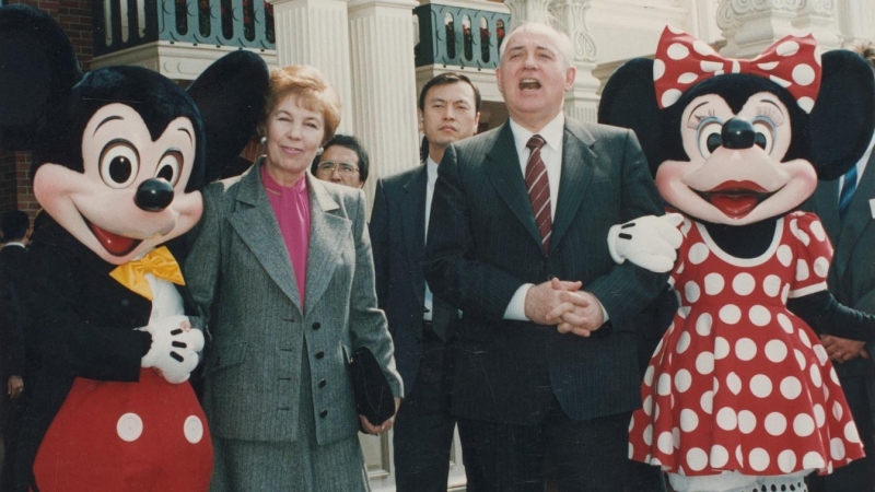 El último presidente de la URSS, Mijaíl Gorbachov, con su esposa en una visita al parque de Disneyland en Tokio, el 12 de abril de 1992. REUTERS/Masaharu Hatano