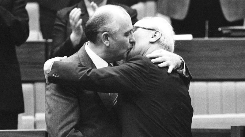El último presidente de la URSS, Mijáil Gorbachov, con el líder de la República Democrática de Alemania, Erich Honecker, en su reelección como secretario general del Partido Comunista germano, en Berlín este, el 21 de abril de 1986. REUTERS/Gaby Sommer