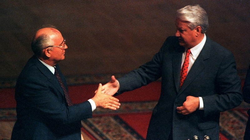 El presidente soviético Mijáil Gorbachov da la mano al presidente ruso Boris Yeltsin en el Parlamento después del fallido intento de golpe de Estado, el 23 de agosto de 1991. REUTERS/Gennady Galperin