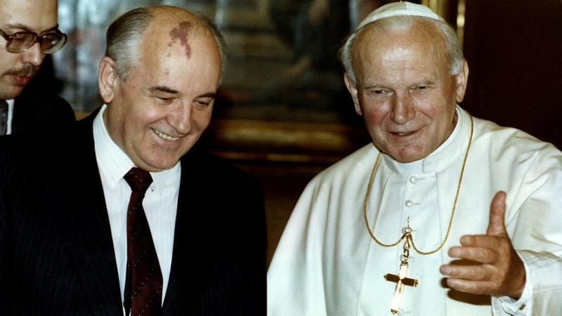 una audiencia en el Vaticano, el 18 de noviembre de 1990. REUTERS/Luciano Mellace