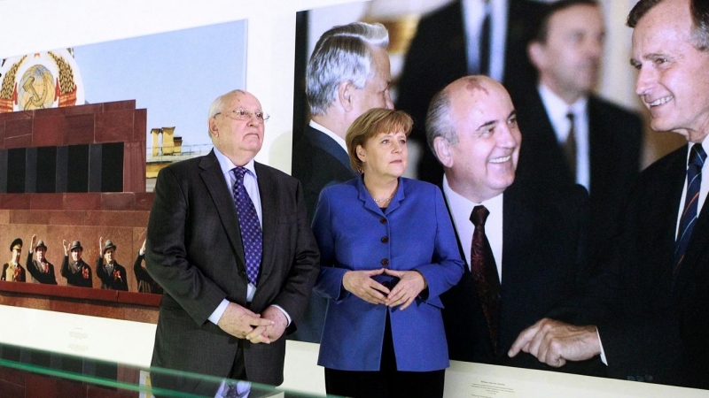 El último presidente de la URSS, Mijáil Gorbachov, con la canciller alemana Angela Merkel, en la visita a una exposición fotográfica por el 80 cumpleaños del líder soviético en el museo Kennedy de Berlín, el 24 de febrero de 2011. REUTERS/Thomas Peter