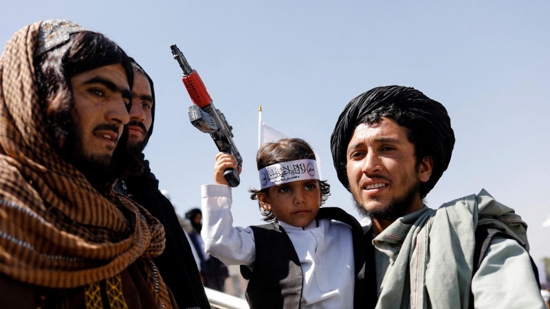 31/08/2022 Un talibán sostiene a su hijo en el primer aniversario de la retirada de las tropas estadounidenses de Afganistán, en una calle de Kabul, Afganistán, el 31 de agosto de 2022.