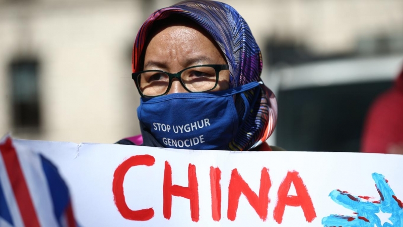 22/4/21 Una mujer protesta en Londres con una mascarilla que dice 'Parad el genocidio uigur', a 22 de abril de 2021.