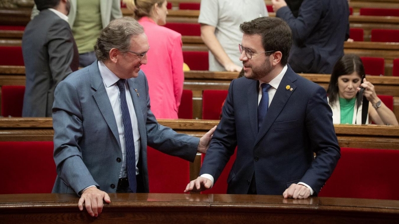 El conseller de Economia, Jaume Giró (i), y el president de la Generalitat, Pere Aragonès (d), conversan al finalizar un pleno en el Parlament de Catalunya. E.P./David Zorrakino