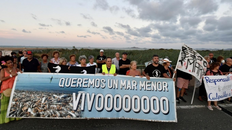 27/8/22 Los vecinos del Mar Menor denuncian la continua entrada de aguas contaminadas con diversos tóxicos, que se vierten de forma ilegal, en la Rambla del Albujón (Murcia), a 27 de agosto de 2022.