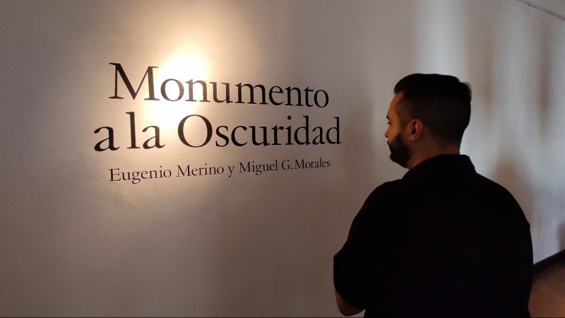 Adonay Bermúdez, director artístico de la Bienal, leyendo el título de la exposición de Merino y Morales