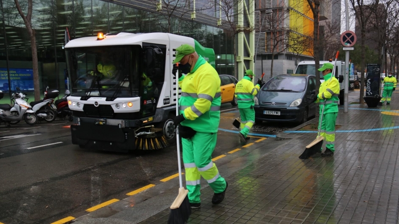 09/03/2022 - Treballadors del servei de neteja al barri del Poblenou de Barcelona.