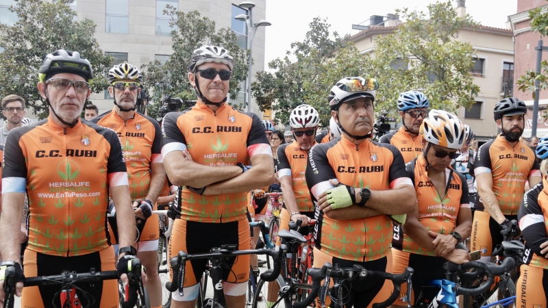 Membres del Club Ciclista Rubí durant el minut de silenci en record als companys morts en l’atropellament de Castellbisbal.