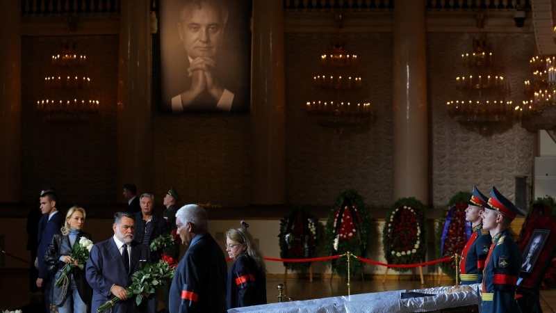 03/09/2022-Los visitantes asisten a un servicio conmemorativo de Mijaíl Gorbachov, el último líder de la Unión Soviética, en la Sala de Columnas de la Casa de los Sindicatos en Moscú, Rusia, el 3 de septiembre de 2022.