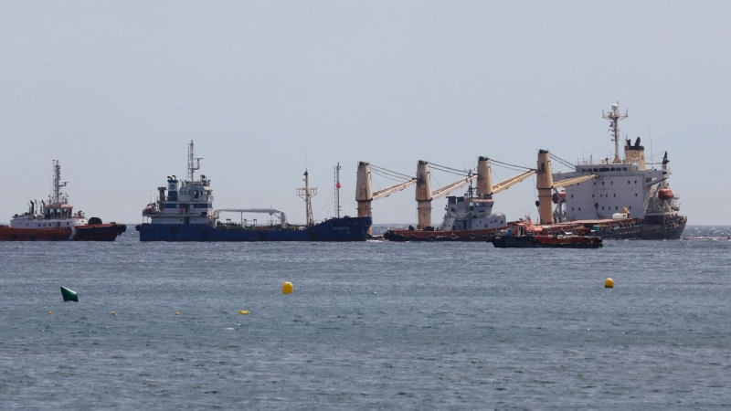 El buque OS35, varado al este de Gibraltar tras la colisión que sufrió el pasado lunes.