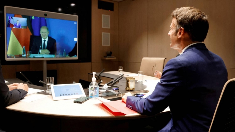 El presidente francés, Emmanuel Macron, conversa a través de una videollamada con el canciller alemán, Olaf Scholz este 5 de septiembre de 2022.
