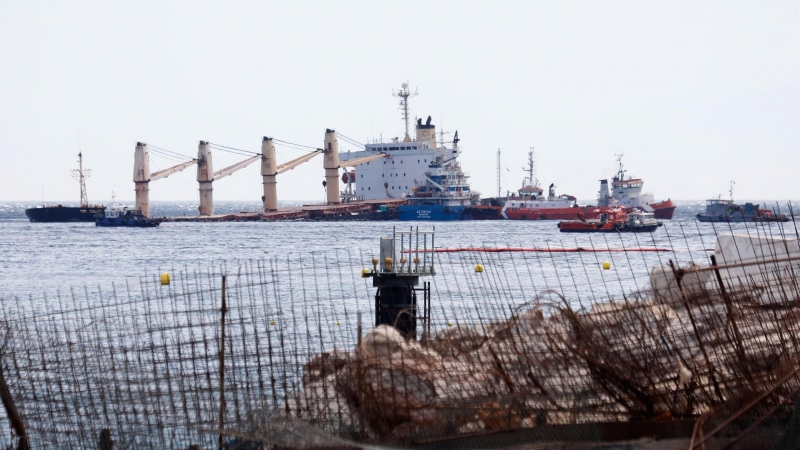 03/09/2022-Vista del buque 'OS35', varado al Este de Gibraltar tras la colisión que sufrió el lunes, este 3 de septiembre en La Línea de la Concepción (Cádiz)