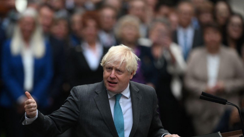 El primer ministro saliente de Gran Bretaña, Boris Johnson, pronuncia su último discurso frente al número 10 de Downing Street el 6 de septiembre de 2022.