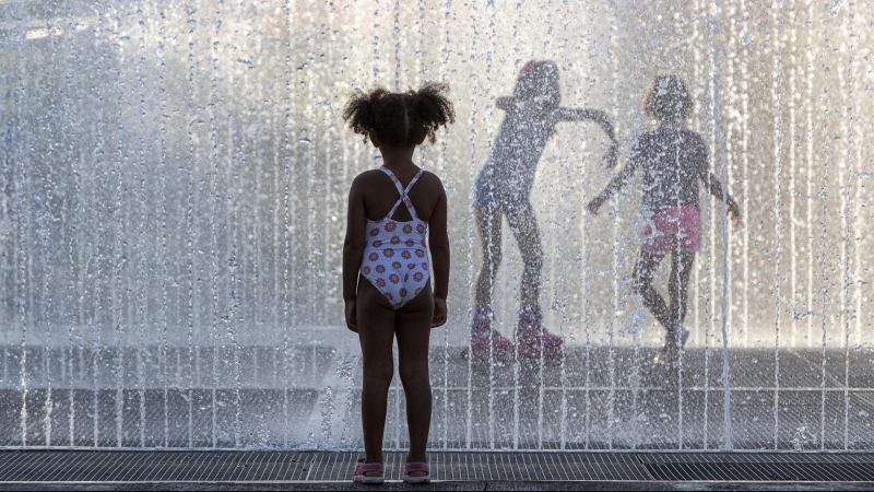 01/09/2022-Varios niños se refrescan en una fuente de Zaragoza, el 1 de septiembre de 2022