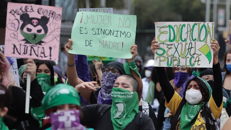 07/09/2022. Manifestante mexicanas portan pancartas a favor del derecho al aborto, en Ciudad de México, a 28 de septiembre de 2021.