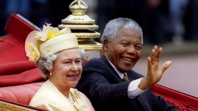 El presidente sudafricano Nelson Mandela acompañado por la reina Isabel II de Gran Bretaña en un paseo en carruaje hacia un almuerzo en el Palacio de Buckingham durante su visita de estado, en Londres