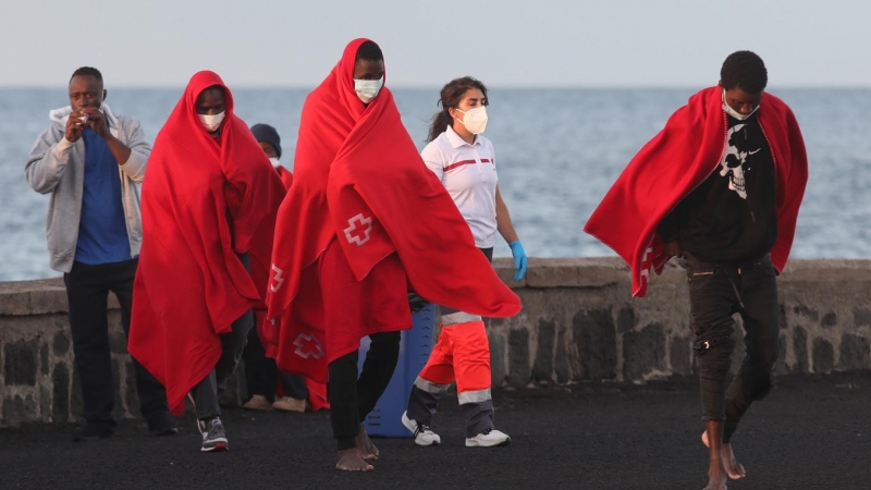 Varias personas migrantes en el puerto de Arrecife (Lanzarote) tras ser rescatados por Salvamento Marítimo el pasado 5 de septiembre.