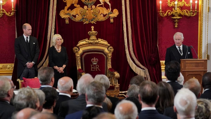 10/09/2022 Carlos III da su discurso durante la ceremonia en la que ha sido proclamado nuevo rey, bajo la atenta mirada de la reina Camila y el príncipe Guillermo